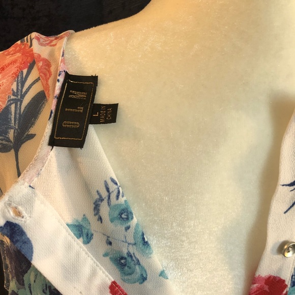 Flower blouse size large EUC - Picture 4 of 4